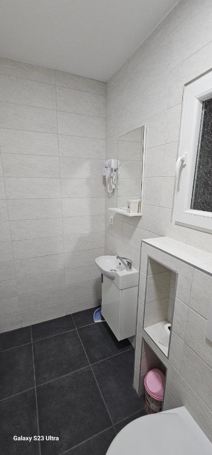 Ekonomic Apartmani Golubovci Extérieur photo